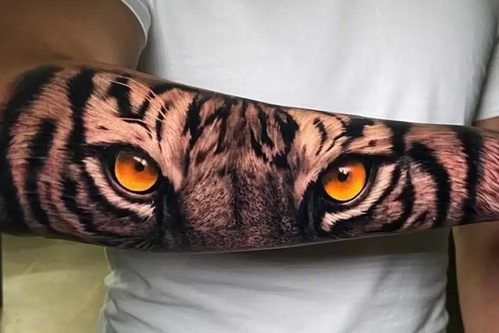 tatuaje realista brazo ojos tigre